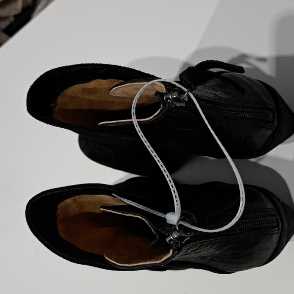 Soft Teyton  Mixed Leather Bootie - Picture 7 of 9